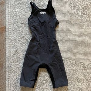 Arena carbon air tech suit size 24 US